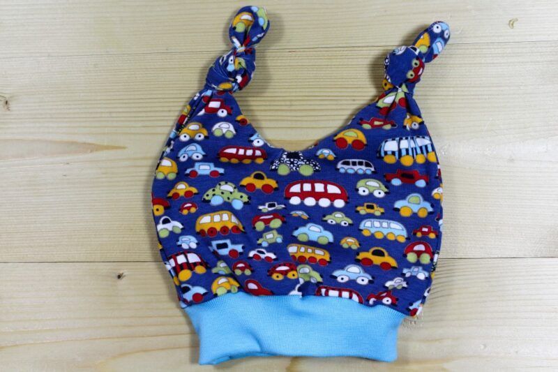 Baby-Chnopfzipfel-Mütze Auto blau-türkis