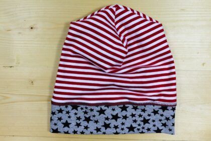 Beanie Streifen-Sterne rot-weiss-grau