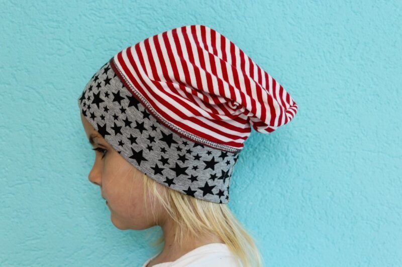 Beanie Streifen-Sterne rot-weiss-grau – Bild 2