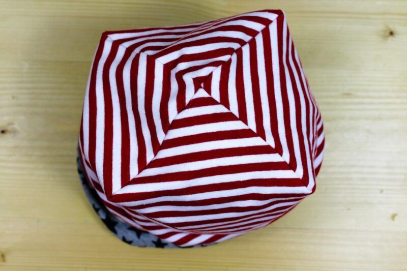 Beanie Streifen-Sterne rot-weiss-grau – Bild 3