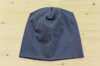 Beanie schmal-gestreift grau