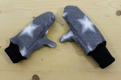 Kuschel-Fausthandschuhe Sterne-Streifen schwarz-weiss