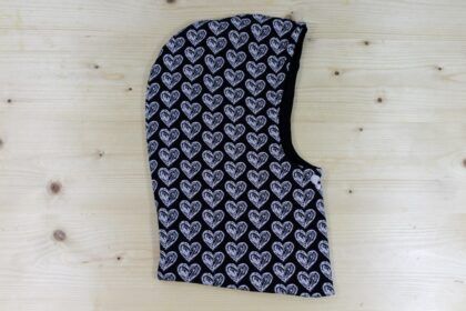 Kapuzen-Buff wendbar Herzen schwarz-beige