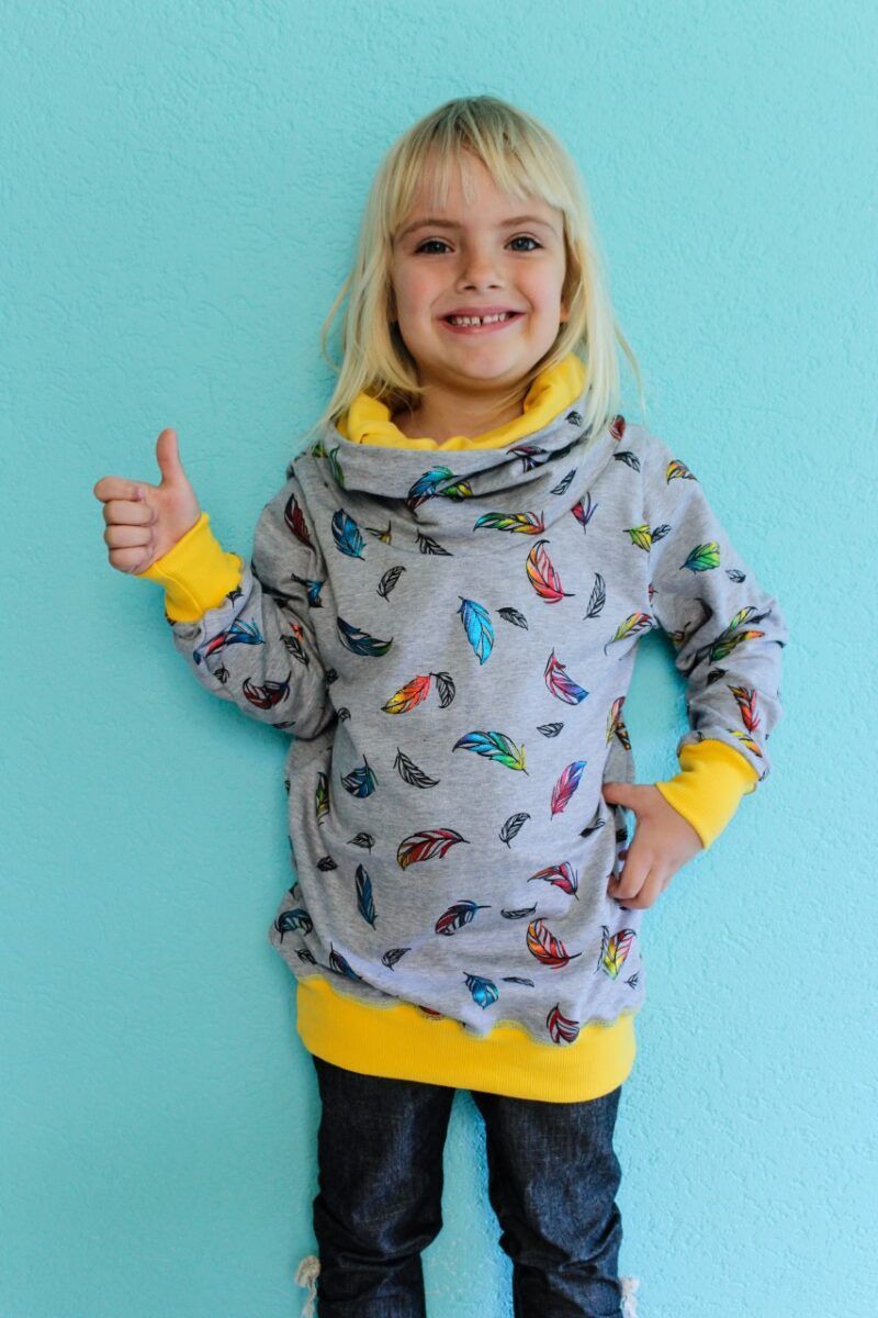 Glitzer-Federn-Pullover grau-gelb – Bild 2