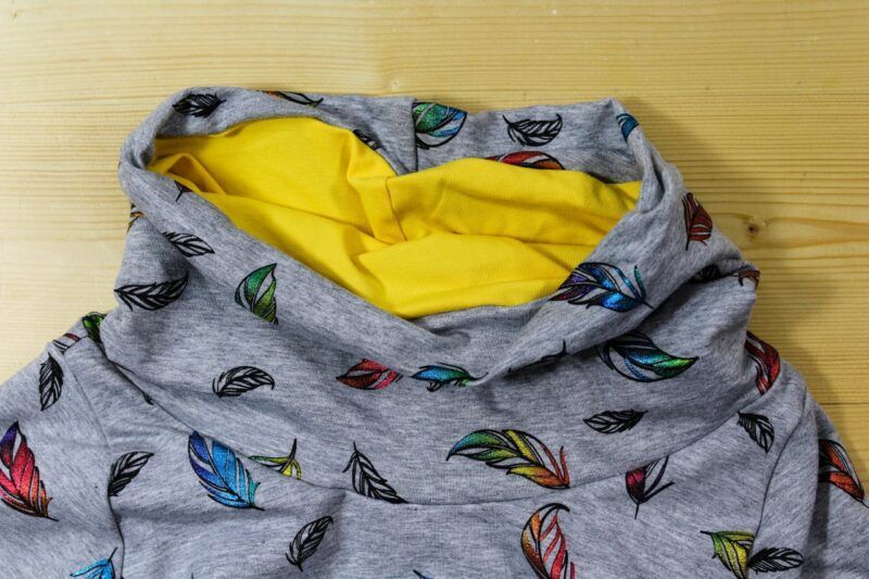 Glitzer-Federn-Pullover grau-gelb – Bild 5