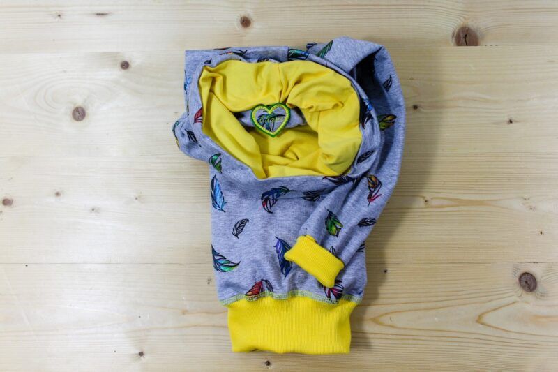 Glitzer-Federn-Pullover grau-gelb – Bild 7
