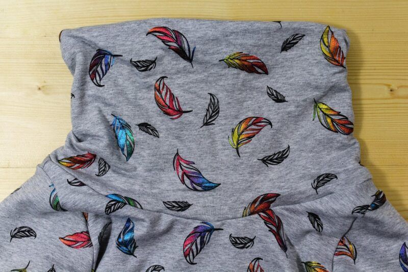 Glitzer-Federn-Pullover grau-rot – Bild 4