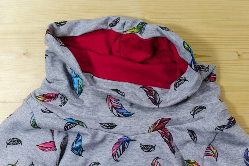 Glitzer-Federn-Pullover grau-rot – Bild 5