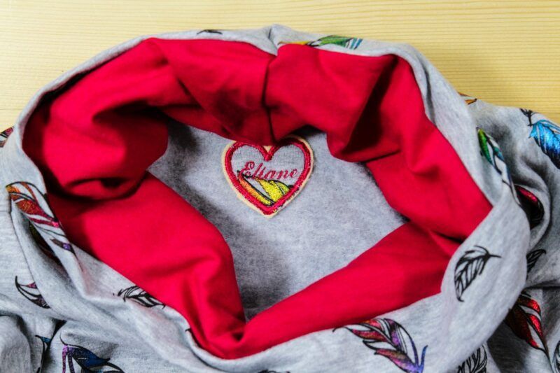 Glitzer-Federn-Pullover grau-rot – Bild 6