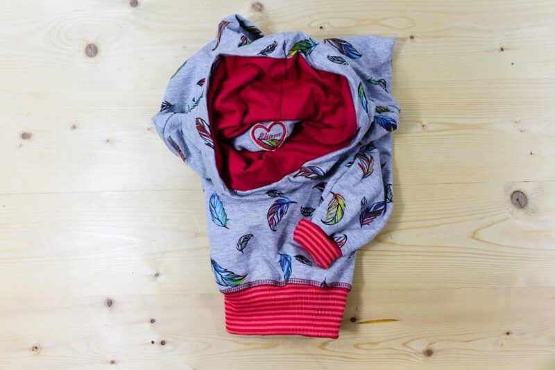 Glitzer-Federn-Pullover grau-rot – Bild 7