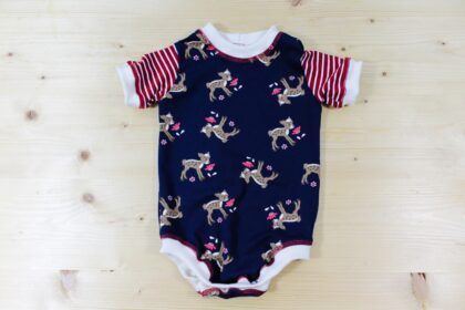 Body kurzarm Reh dunkelblau-offwhite-rot