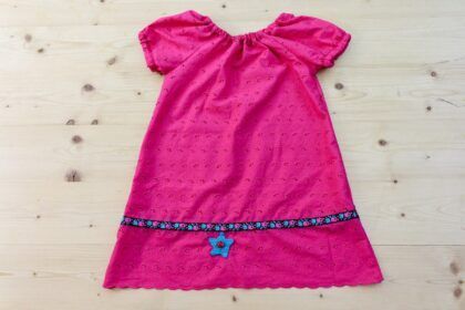 Tunika Lochstickerei pink