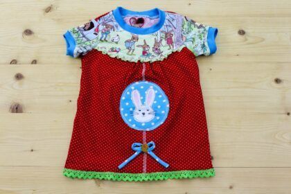 T-Shirt Frühlingshasen rot-grün
