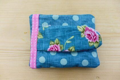 Puppen-Feuchttuch-Tasche Punkte-Rosen türkis