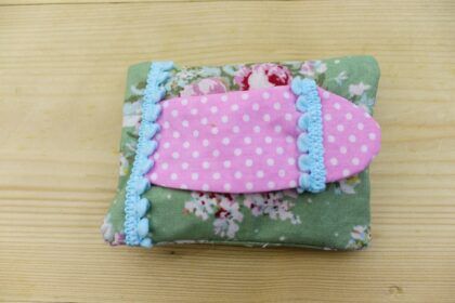 Puppen-Feuchttuch-Tasche Blumen grün